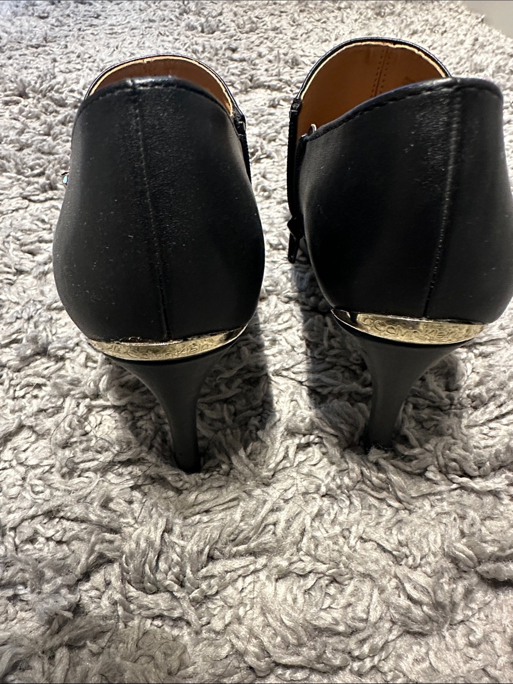 Classic Black Pointed-Toe Stiletto Heels with Metallic Accent - Picture 5 of 7